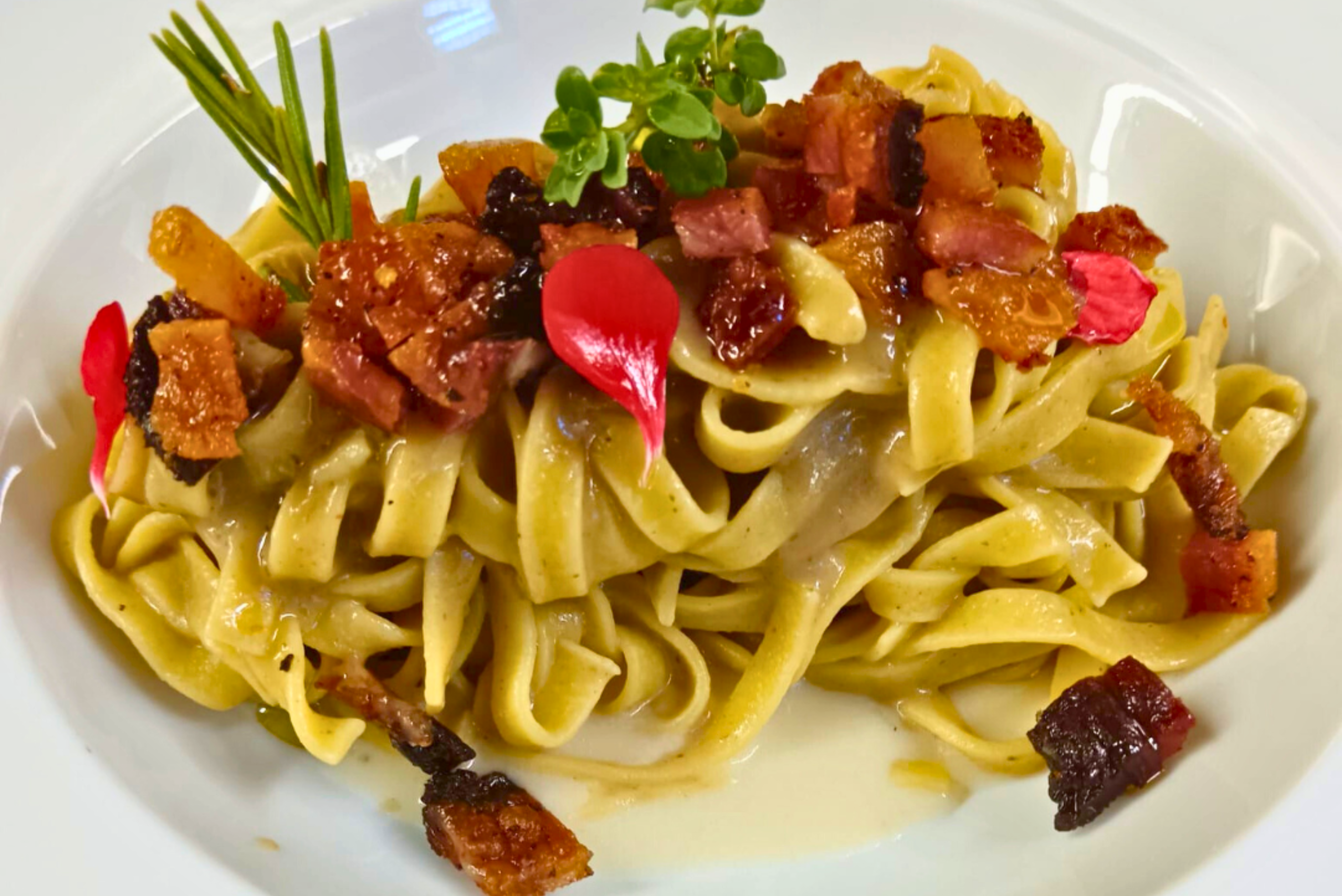 Tagliatelle con crema di funghi su fonduta di pecorino Tagliatelle con crema di funghi su fonduta di pecorino